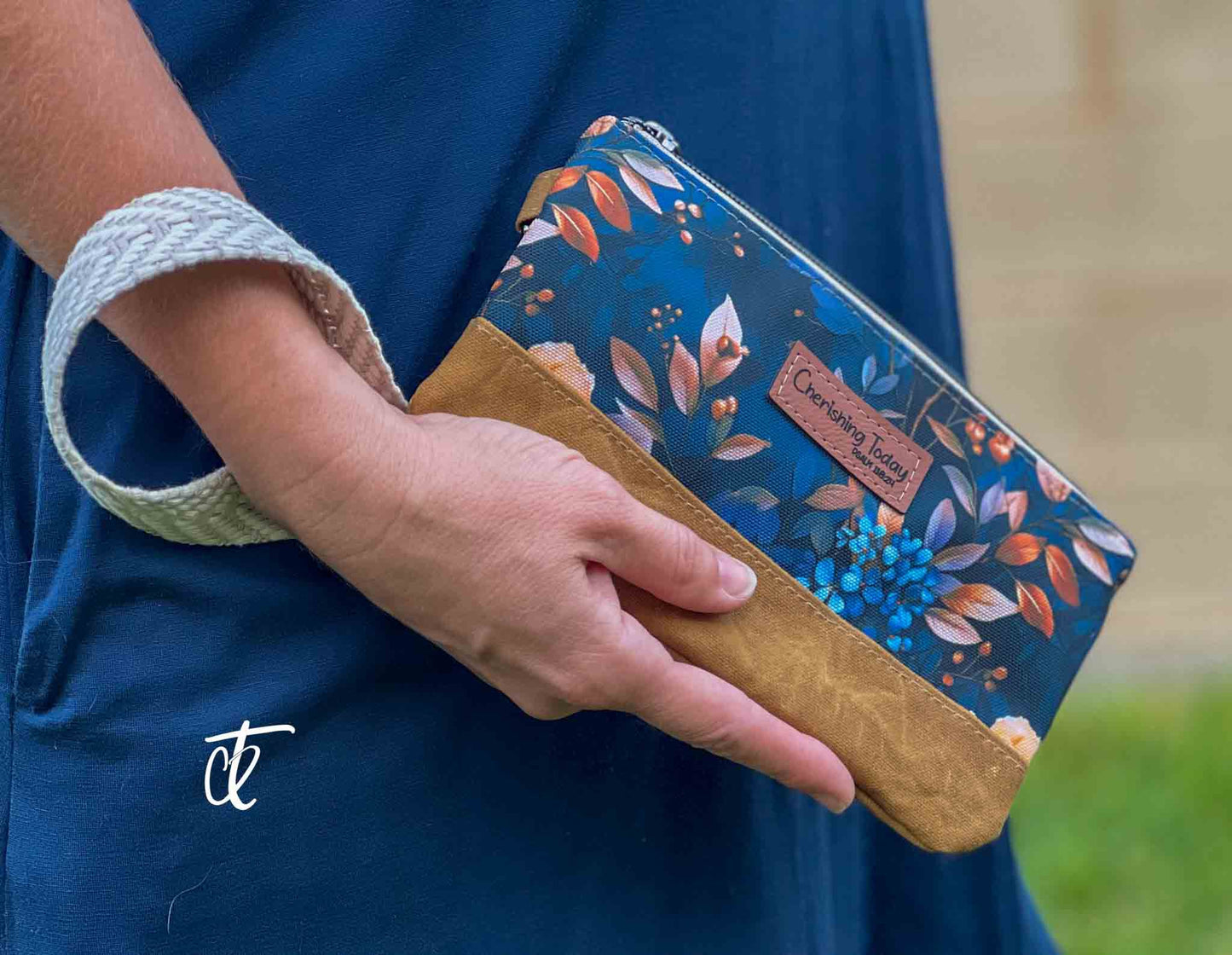My Favorite Wristlet- PDF Sewing Pattern