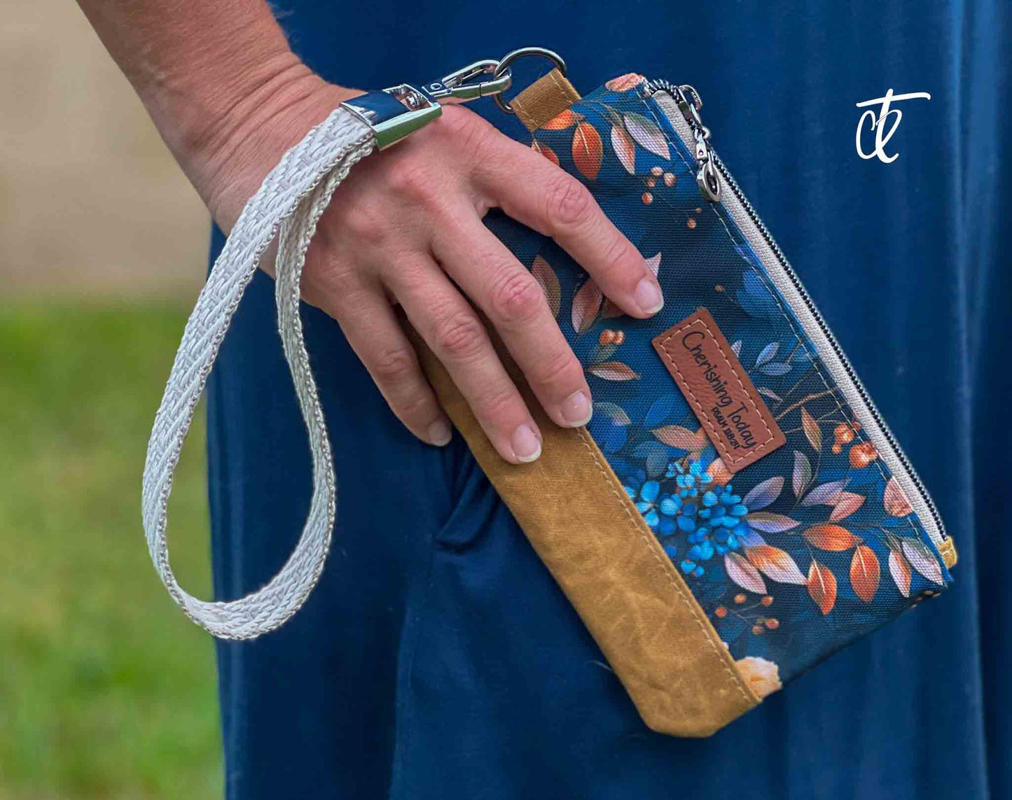 My Favorite Wristlet- PDF Sewing Pattern