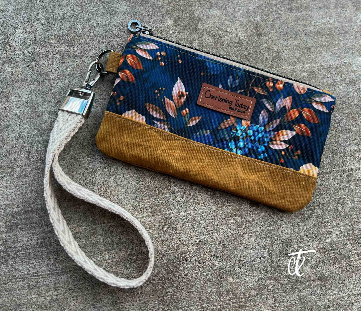 My Favorite Wristlet- PDF Sewing Pattern
